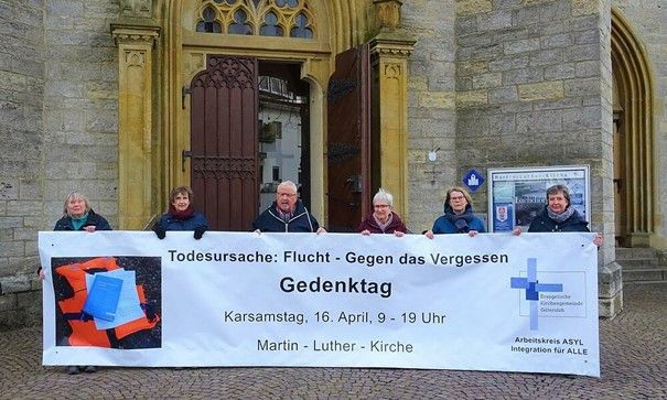 Hoffen auf viele Menschen, die am Karsamstag in die Martin-Luther-Kirche kommen, um der Menschen zu gedenken, die auf der Flucht ums Leben gekommen sind: (v. l.) Ulrike Poggenklaß, Betty Winter, Ernst J. Klinke, Hildegunde Klinke, Elisabeth Meier und Rita Pfeiffer. Foto: AK Asyl
